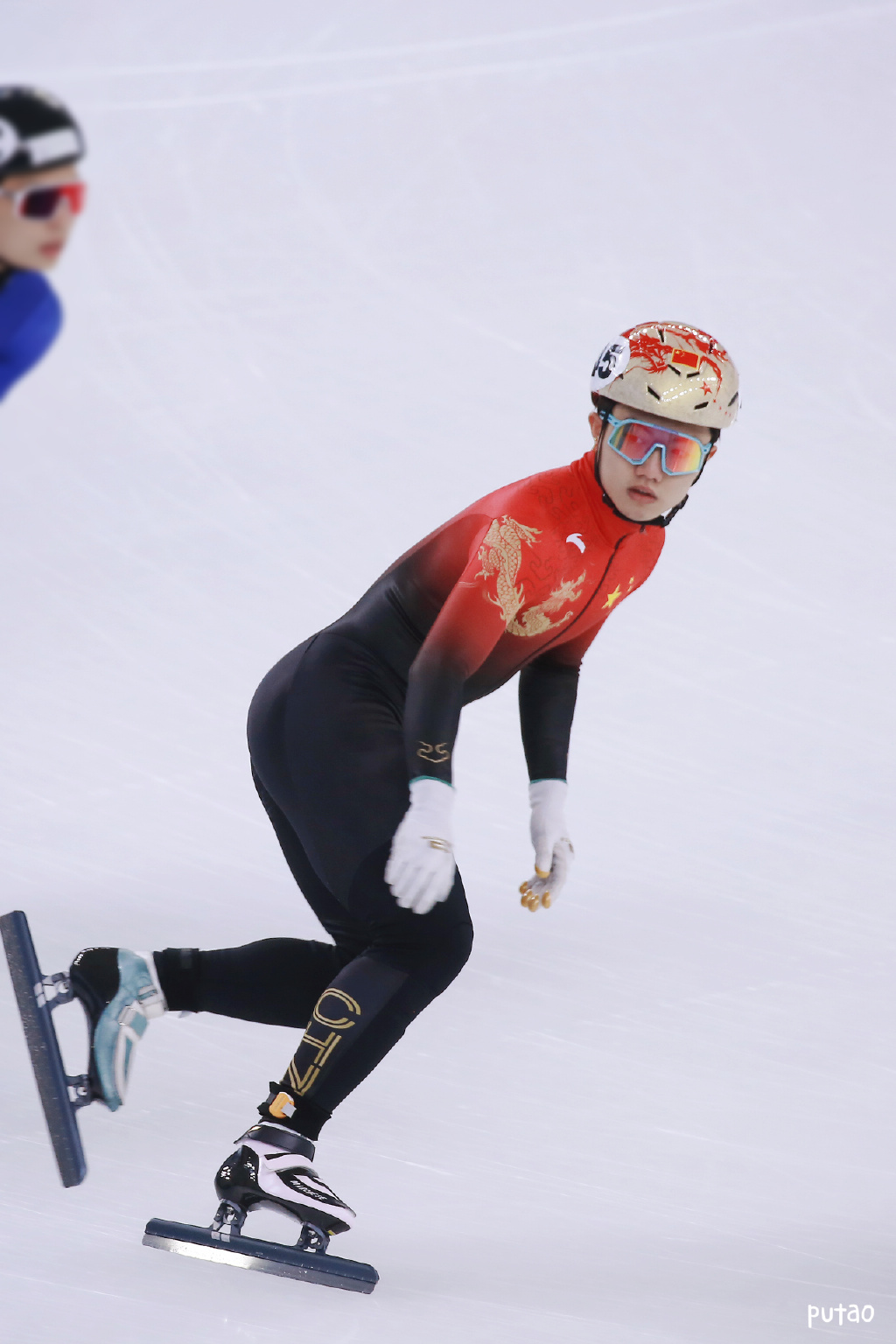 乐鱼体育-球员在比赛中展现出高超的个人技术英文